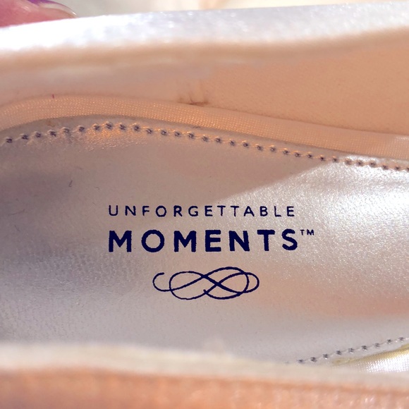 SZ 8 WHITE SATIN FLATS WITH RHINESTONES NWT - Picture 6 of 8